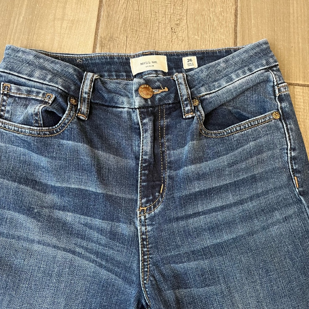 Miss Me jeans high rise, flare leg, double fray hem size 26x31 EC - Picture 7 of 10